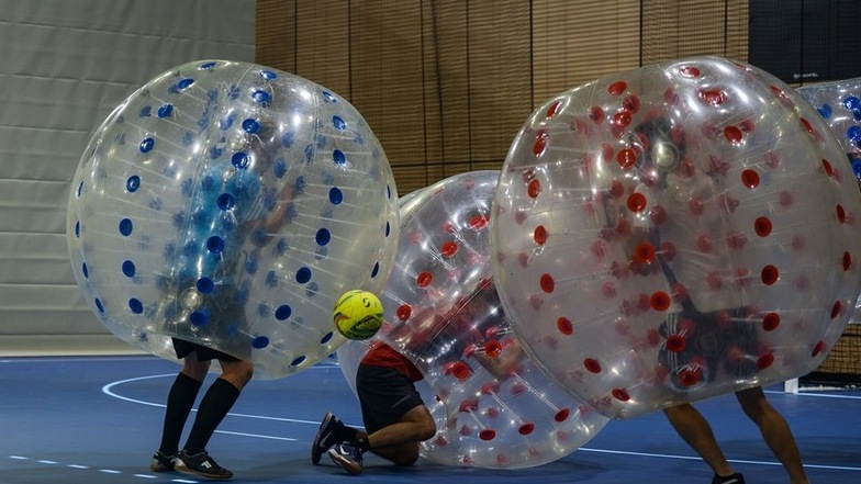 Anpfiff für den ersten Bubbleball Cup in der Dresdner Ballsportarena: Fritz Hamisch hat die Fußballschuhe zu Hause gelassen und ist in einen Bubbleball geschlüpft.