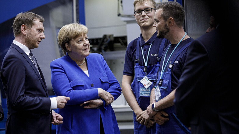 Siemens-Mitarbeiter Martin Nitsche (re.) und Felix Kohlsdorf (2. v. re.) trafen gestern mit Bundeskanzlerin Angela Merkel und Sachsens Premier Michael Kretschmer zusammen.