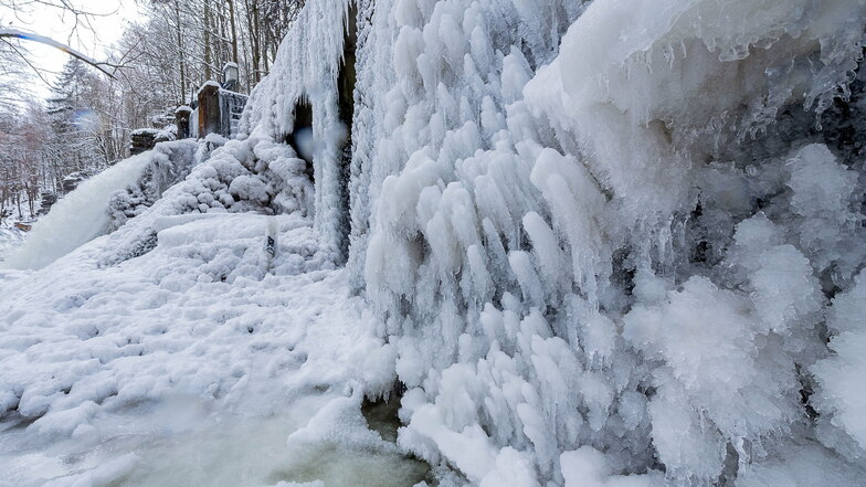 Gewaltige Eisformationen lassen die Niezelmühle bei Lohmen erstarren.