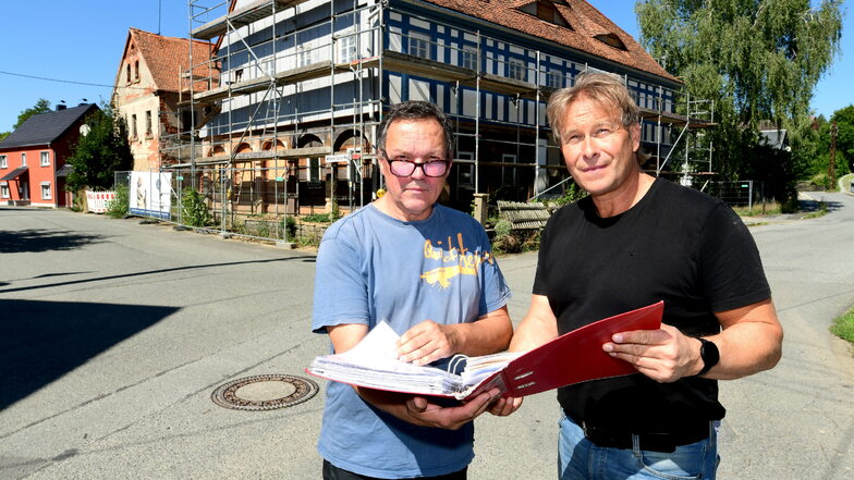 Am 15. Oktober lädt Bauherr Michael Bürger (links) zum Tag der Restaurierung in sein Umgebindehaus in Seifhennersdorf, Conradstraße 2, ein. Er wird vom Baugutachter Uwe Drewanz beraten.