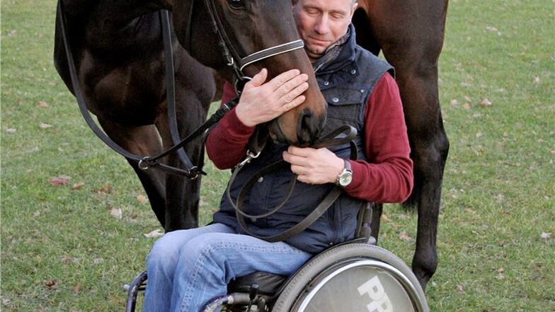 Er liebt seine Pferde, sie lieben ihn. Besitzertrainer Christian Zschache, hier mit Amatia, kümmert sich um fünf Vollblüter in seinem Stall in Hoppegarten.