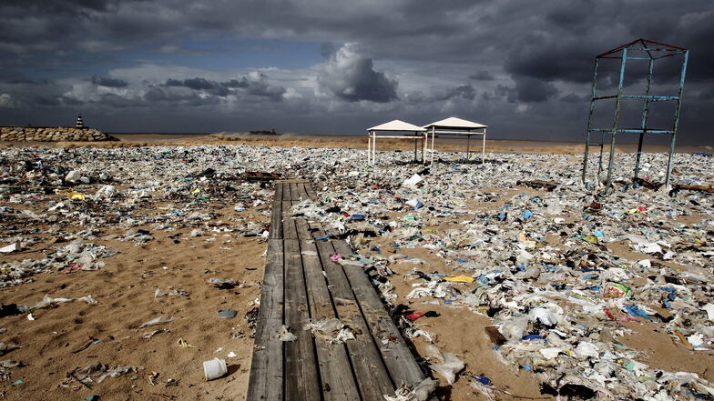 Libanon, Keserwan: Plastikmüll liegt an einem Strand am Mittelmeer nördlich von Beirut. Der Müll wurde durch stark windiges Wetter hier angeschwemmt.
