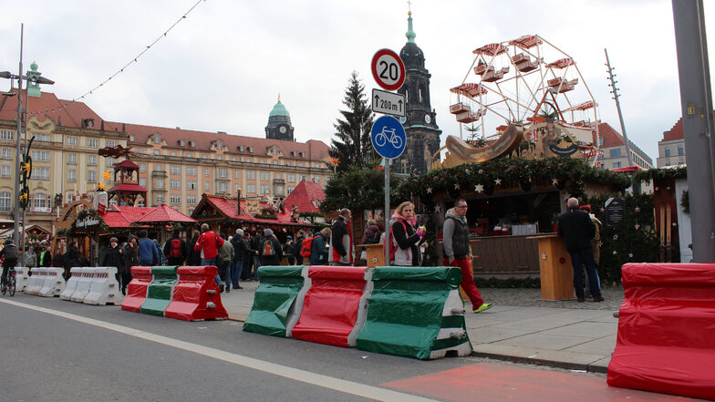 2017: Die Nizza-Sperren auf dem Striezelmarkt in Dresden wurden weihnachtlich dekoriert.