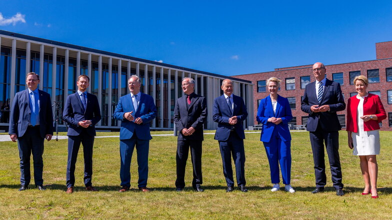 Die Ministerpräsidenten der ostdeutschen Bundesländer sind am Montagvormittag auf der kleinen Insel Riems bei Greifswald zu Beratungen zusammengekommen.