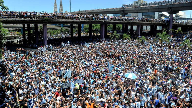Millionen Fans feiern Messi und Weltmeister in Buenos Aires