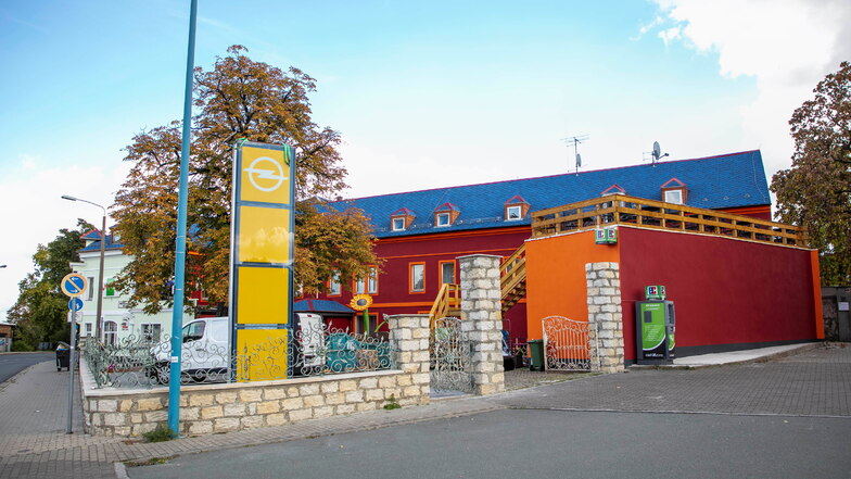 Farbenfroh kommt es seit einigen Monaten daher, das Hotel Eulenspiegel am Riesaer Bahnhof. Das Objekt war zuletzt bereits Asylbewerber-Unterkunft – und soll es für mindestens ein weiteres Jahr bleiben.
