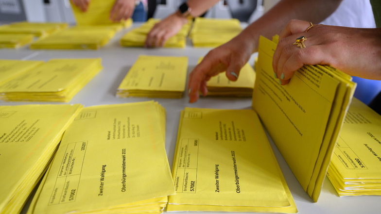 Stimmzettelumschläge für die Briefwahl zum zweiten Wahlgang für die Oberbürgermeisterwahl werden zur Prüfung der Gültigkeit im Briefwahlzentrum im Beruflichen Schulzentrum für Elektrotechnik sortiert.