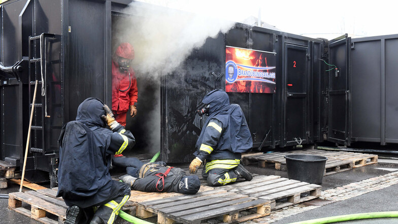 Während einer Übung in einem Feststoffbrandcontainer mussten die Kameraden der Feuerwehr auch eine vermisste „Person“ finden und retten.