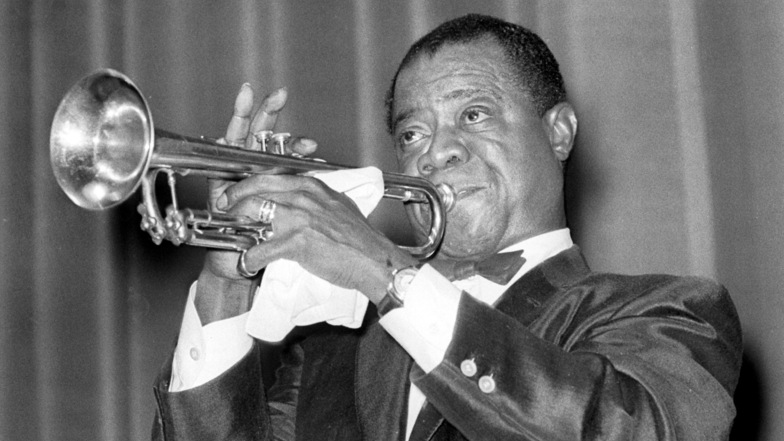 Schweißtuch als Markenzeichen: Louis Armstrong, der amerikanische Jazz-Trompeter, Komponist, Sänger und Schauspieler, 1955 bei einem Auftritt in Frankfurt. Vor 50 Jahren starb der „König des Jazz“ in New York.