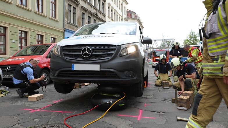 Frau wird in Dresden unter Auto eingeklemmt