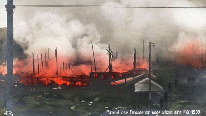 Verwüstungen in der "Budenstadt": 1909 löste offenbar ein Laternenanzünder einen verheerenden Brand auf der Dresdner Vogelwiese aus.