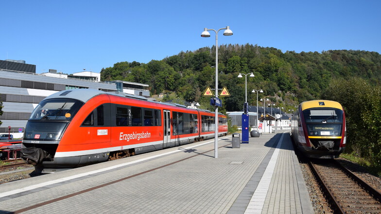 Einen Vorgeschmack auf den neuen Betreiber der Müglitztalbahn gab es im Hebst 2020. Ein Triebwagen der DB-Tochter Erzgebirgsbahn (li.) war hier unterwegs. Im Bild: Glashütte.