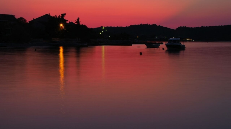 Sonnenuntergang über einer Marina in Kroatien.