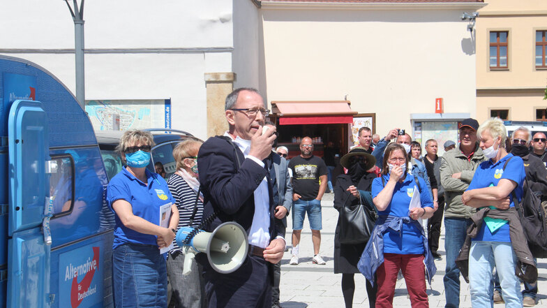 Bei der AfD-Kundgebung mit Sachsens Landesvorsitzendem Jörg Urban im Mai am Bautzener Reichenturm mit dabei: Mitglieder der Bautzener Liedertafel (blaue Oberteile).