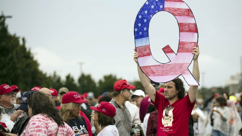 QAnon-Anhänger bei einer Wahlkampfveranstaltung der Republikaner in Wilkes-Barre (USA), bei der auch US-Präsident Trump sprach.