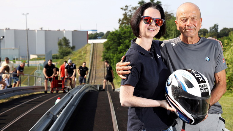 Gerd Leopold übergab Cheforganisatorin Daniela Strauß den Helm, den Nico Walther 2019 bei einem schweren Sturz auf der Bobbahn trug. Das Stück soll im Oktober versteigert werden.