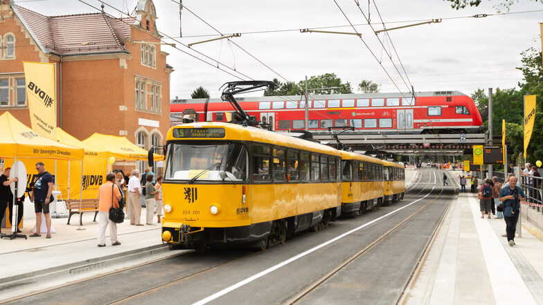 Alte und neue Straßenbahnen trafen sich zur Eröffnungsfeier der Oskarstraße am Haltepunkt Strehlen. Ab sofort rollt dort der Linienverkehr.
