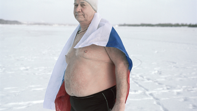 In der weitläufigen Uferlandschaft am Fluss Kama begegnete Snezhana von Büdingen den Eisschwimmern aus der russischen Millionenstadt Perm. Sie selbst stammt aus Perm und nimmt schon zum zweiten Mal am Hellerau Photography Award teil. In diesem Jahr hat si