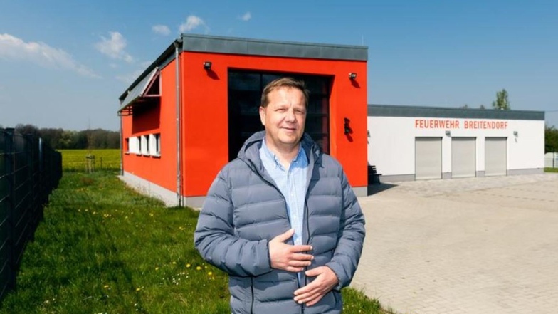 PLUSPUNKT: Das Feuerwehrhaus in Breitendorf entstand nach langer Diskussion als Neubau anstelle der alten Schule. Darüber freut sich Bürgermeister Norbert Wolf.