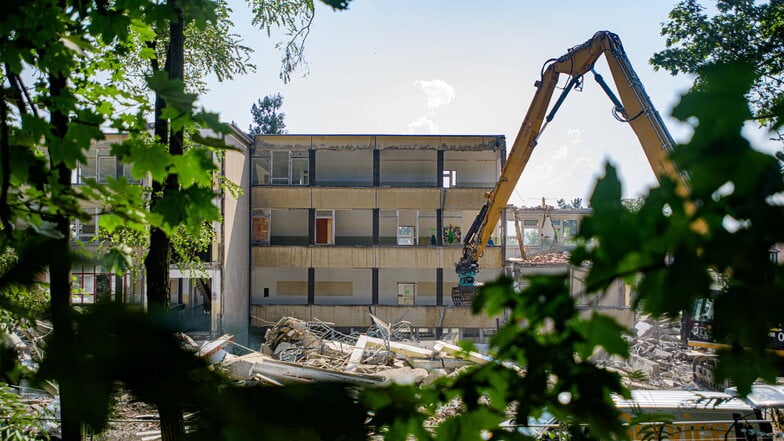 Ein letzter Blick in die Flure. Die Fenster sind schon raus und mehr als die Hälfte des Hauses abgerissen.