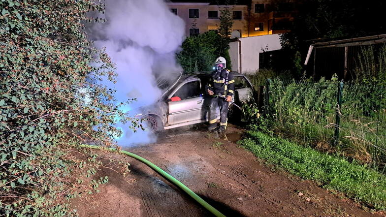 Die Döbelner Feuerwehr hat am späten Freitagabend am Dresdner Platz einen brennenden Opel gelöscht.