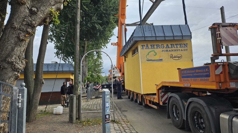 Der Johannstädter Fährgarten wird in Sicherheit gebracht.