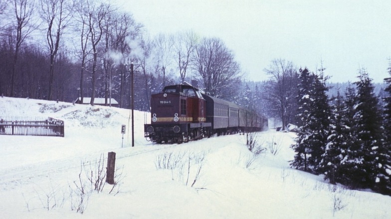 Einen Tag vor dem letzten Betriebstag der Strecke verließ dieser Zug den Bahnhof von Hermsdorf-Rehefeld in Richtung Freiberg - Aufnahme vom 5. Februar 1972.
