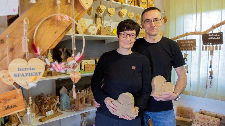 Kathrin und Thomas Köhler haben beide eine Leidenschaft für Holz-Deko. Die stellen sie selbst her und verkaufen sie in ihrem Hofladen im Kamenzer Ortsteil Hausdorf.
