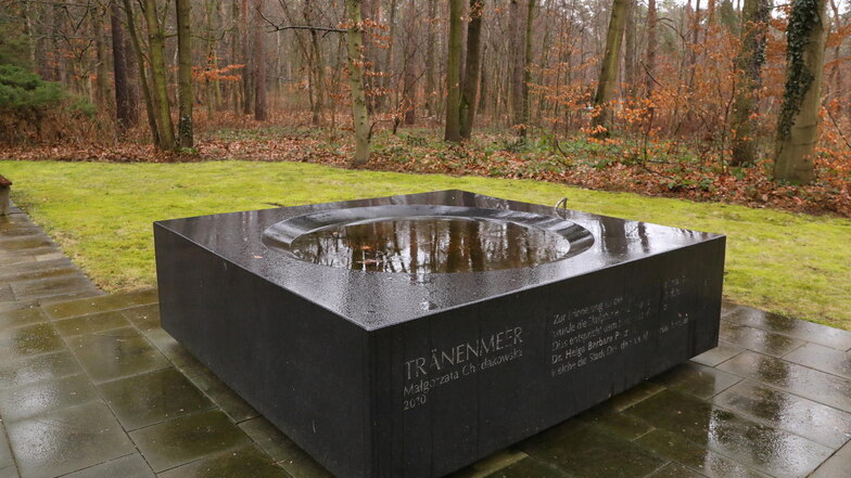 Das Denkmal für die Opfer des 13. Februar 1945 auf dem Heidefriedhof besteht nun nur noch aus einem großen, schwarzen Becken. Die Bronzefigur wurde abtransportiert und wird in einer Gießerwerkstatt repariert.