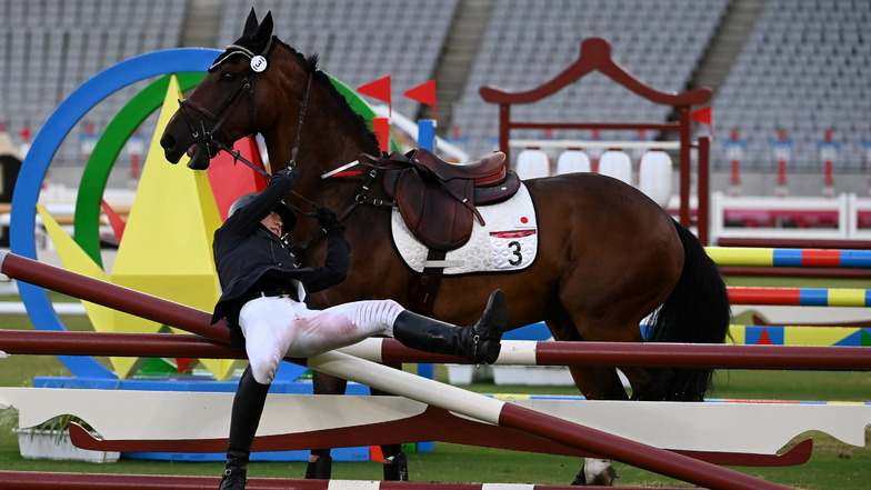 Annika Schleu fällt, nachdem ihr Pferd den Sprung verweigert hat.