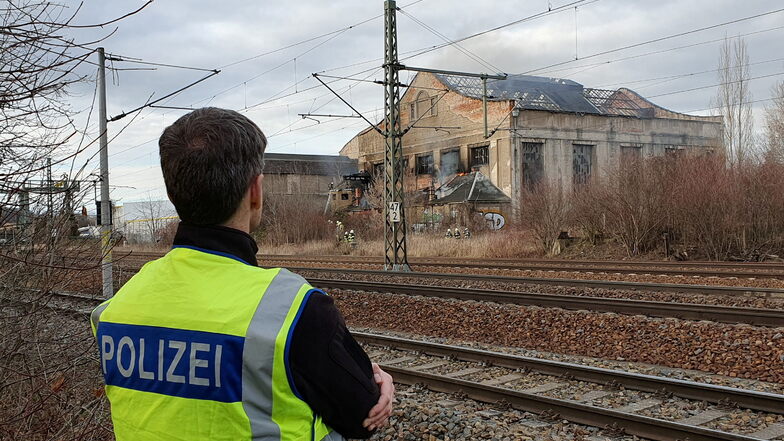 Nahe Gleise: Die Bahnstrecke Dresden-Prag musste wegen des Feuers eine halbe Stunde gesperrt werden.