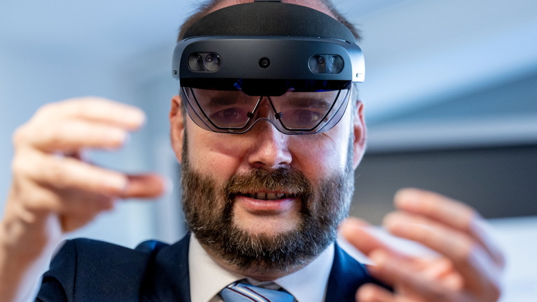 Christian Piwarz informiert sich über den Einsatz von VR-Brillen im Schulunterricht.
