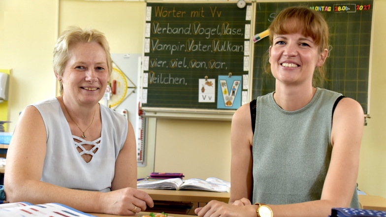 Silke Rößler (l.) hat die DAZ-Klassen an der 122. Grundschule seit 1999 mit aufgebaut. Ihre Kollegin Susan Zeisberg-Jäger hat sich 2009 freiwillig für die Arbeit an der Brennpunktschule entschieden.