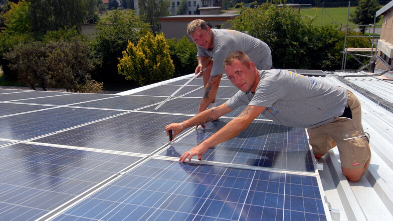 Die Agrargenossenschaft Zodel bestückte schon 2012 ihre Dächer auf Betriebsgebäuden mit Solarmodulen. Der Trend zur eigenen Stromerzeugung hält an.