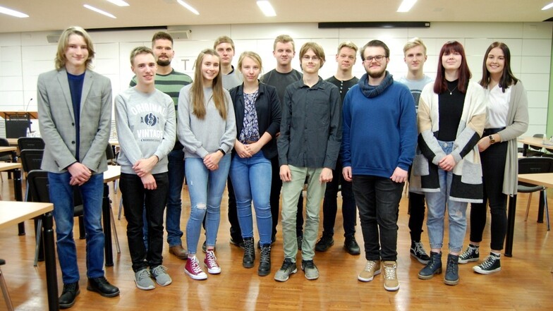 Das ist der aktuelle, Jugendstadtrat von Hoyerswerda.
Gewählt wird in den Schulen. Die 13 jungen Leute trafen sich jetzt zu ihrer zweiten Sitzung. Vorsitzender ist Pascal Stallerscheck (Vierter von rechts).