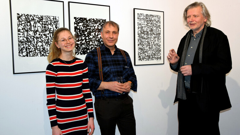Ruth Hembitski, Erdal Ates und Michael Kruscha freuen sich über die neue Kunstraum-Ausstellung in der Hoyerswerdaer KulturFabrik.