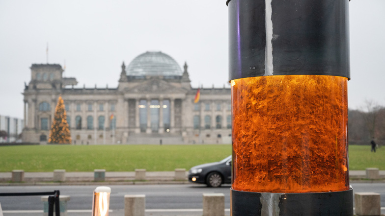 Die neue Aktion des "Zentrums für politische Schönheit" nahe dem Berliner Reichstagsgebäude mit angeblicher Asche und anderen Überresten ermordeter NS-Opfer stößt auf heftige Kritik.