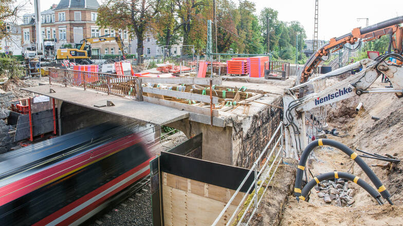 Hier ist Fingerspitzengefühl gefragt: In Cossebaude wird eine neue Brücke über der Zugtrasse errichtet, die alte wird abgerissen.