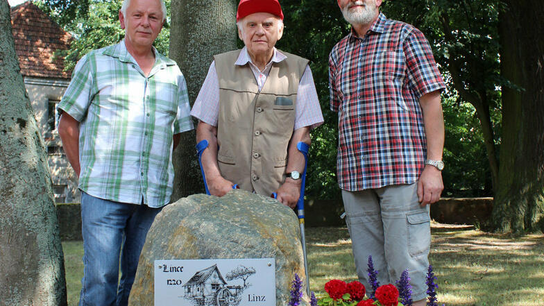 Bernd Kutzner, Werner Hoffmann und Frank Schneider am Gedenkstein auf dem Linzer Schlossplatz.