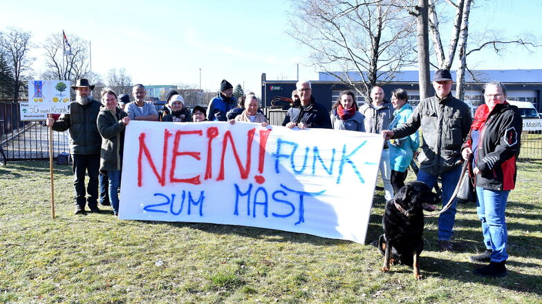 Protest gegen den geplanten Funkmast: Rund 20 Radeberger haben sich am Donnerstagnachmittag an der Heinrich-Gläser-Straße versammelt.