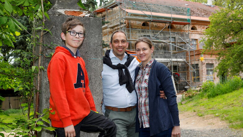 Damian (Mitte) und Juliane Jdanoff mit ihrem Sohn Anton (links) vor dem Gutshaus. Ab 1. September sollen hier auch Mieter einziehen können. Die Familie aus Dresden lebt bereits hier.