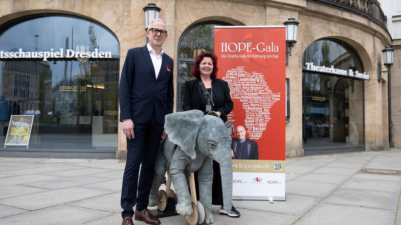 Viola Klein, Initiatorin der Hope-Gala, und Joachim Klement, Intendant des Staatsschauspiel Dresden, mit einer Theaterskulptur. Dieser kleine Elefant wird auf der Benefizveranstaltung in Dresden eine besondere Rolle spielen.