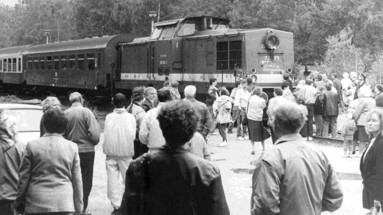 Der letzte Zug nach Königshain am 23. Mai 1993 und zurück nach Görlitz – das lockte Anwohner und Eisenbahnfreunde auf den Bahnhof Königshain-Hochstein.