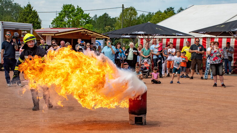 Es ist nicht ratsam, brennendes Öl mit Wasser löschen zu wollen. Was dann passiert, zeigte die Ostrauer Feuerwehr sehr eindrucksvoll bei einer Vorführung. Sie feierte am Wochenende ihr 100-jähriges Bestehen.