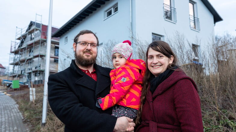 "Das Positive überwiegt das Anstrengende." Katrin Minor und Matthias Gottschalk, hier mit Töchterchen Emilia, sind mit ihrem Hausbauprojekt in Rabenau glücklich geworden. Im Mai kommt Emilias Brüderchen an.