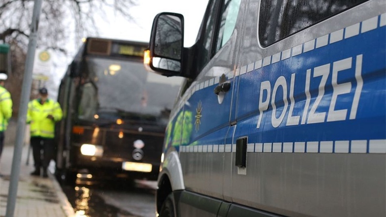 Die Verkehrspolizei kontrollierte auf Bitten der Elternvertreter der Radeburger Schulen am Dienstagmorgen den Bus der Linie 308.