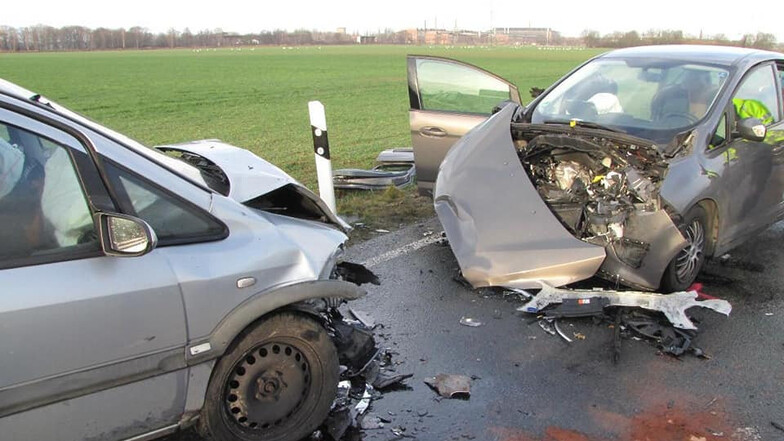Bei einem Unfall zwischen Gröditz und Frauenhain sind am 4. Februar drei Personen verletzt worden. Nun ist die 68-jährige Ford-Insassin in einem Krankenhaus gestorben.