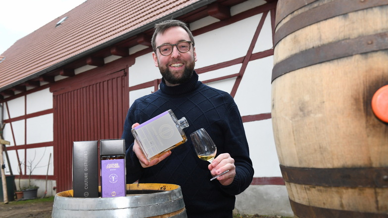 Schenkt ein: Carsten Gieseler aus Dorfhain mit seinem Whisky aus der zweiten Edition.