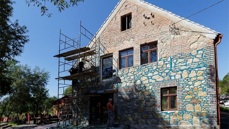 Das neue „Seh Café“ der Kulturinsel Einsiedel in Bielawa Dolna ist seit Mitte Juli offen. Fugen in Türkis zwischen den Feldsteinen und Ziegeln heben die Geschichte des etwa 150-jährigen, entkernten Bauernhauses hervor.