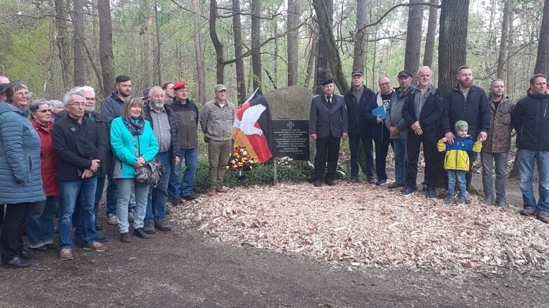 Die traditionelle Gefallenenehrung für Soldaten des Zweiten Weltkrieges am Gedenkstein im Raschützwald am Wochenende. Wie lange noch?
